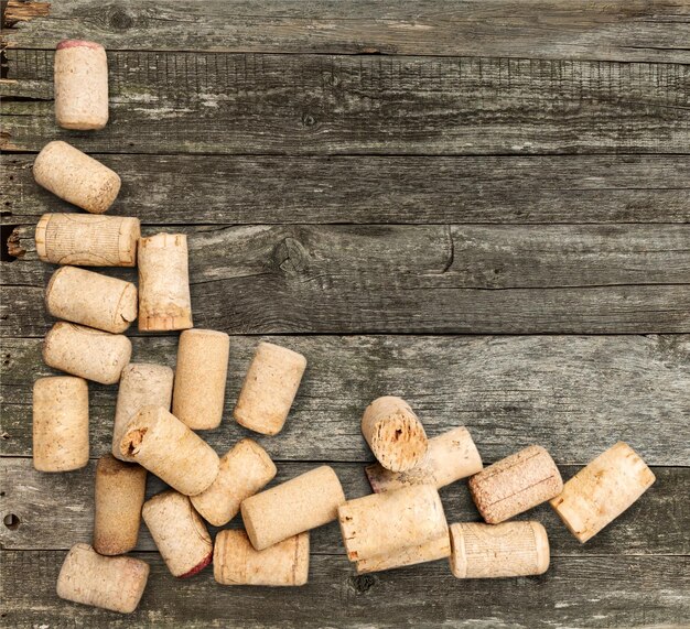 Tappi di vino bordo su fondo di legno