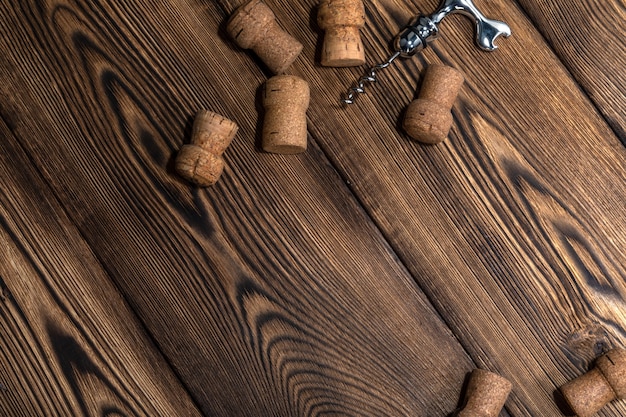 Tappi e cavatappi su un vecchio tavolo di legno