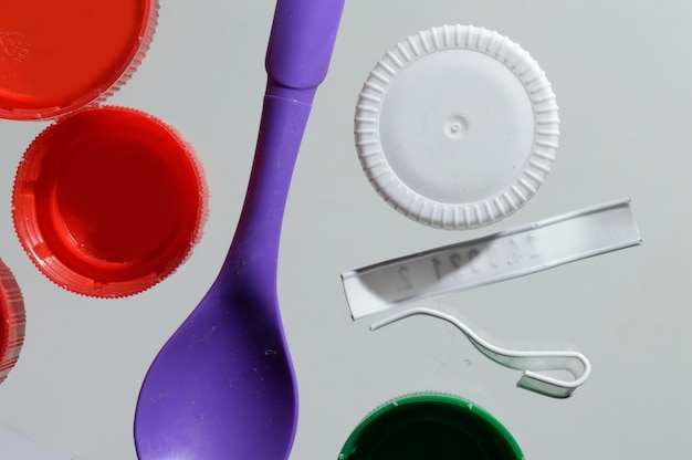 Tappi per bottiglie di plastica. vista dall'alto ravvicinata.