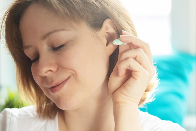 tappi per le orecchie nelle mani delle donne per proteggere il sonno dai suoni e dal rumore