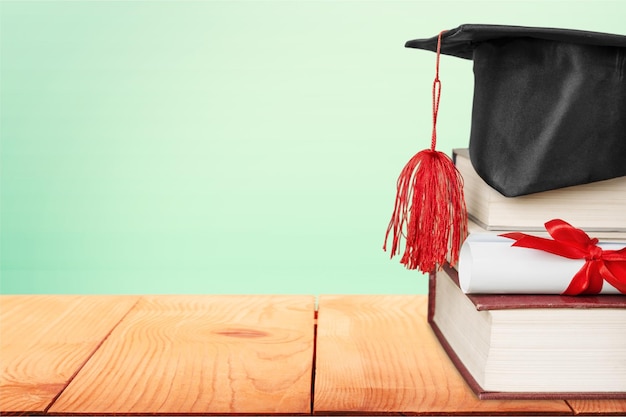 Tappo di laurea con libri e laurea