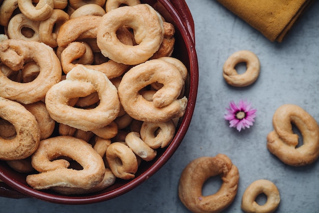 Taralli croccanti snack tradizionali della regione Puglia in Italia