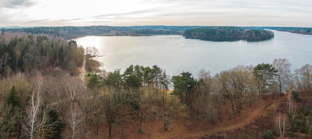 Tardo autunno Fiume e foresta