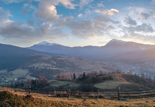 Tardo autunno montagna campagna pre tramonto scena Pittoresco viaggio stagionale natura e paesaggio concetto di bellezza scena Carpazi Ucraina