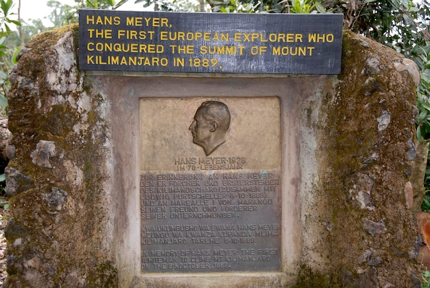 Targa commemorativa per l'alpinista Hans Meyer Marangu Route Kilimanjaro Tanzania