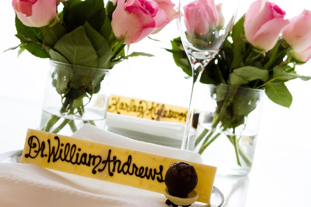 Targhetta personalizzata in cioccolato per gli ospiti per il matrimonio.