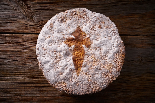 Tarta de Santiago con torta di mandorle Compostela