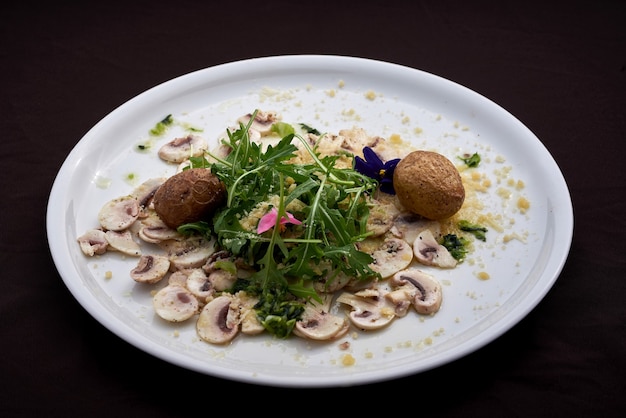 Tartare di champignon per parmigiano e patate al forno