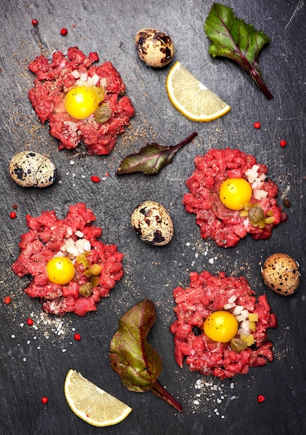 Tartare di manzo con capperi all'uovo e cipolle Vista dall'alto Vedi serie