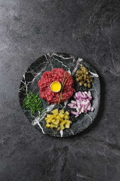 Tartare di manzo con uovo di quaglia