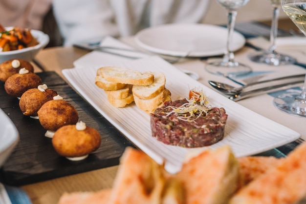 Tartare di manzo marinata alle spezie e servita con pane tostato