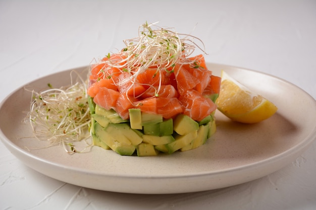 Tartare di salmone con avocado. Antipasto gustoso.