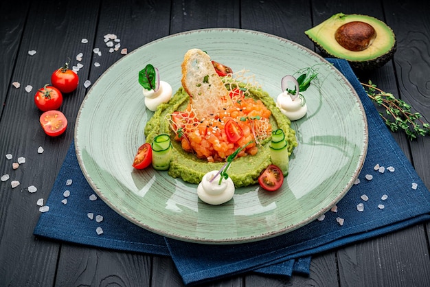 Tartare di salmone con purea di avocado