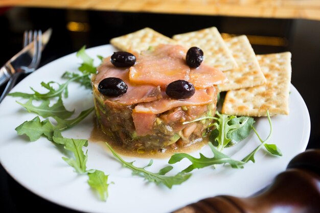 Tartare di salmone e avocado. La tartare è un piatto semplice composto da salmone crudo.