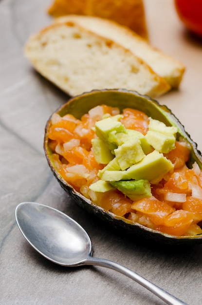 Tartare di salmone in avocado