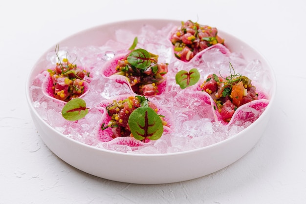 Tartare di salmone in una ciotola bianca con ghiaccio