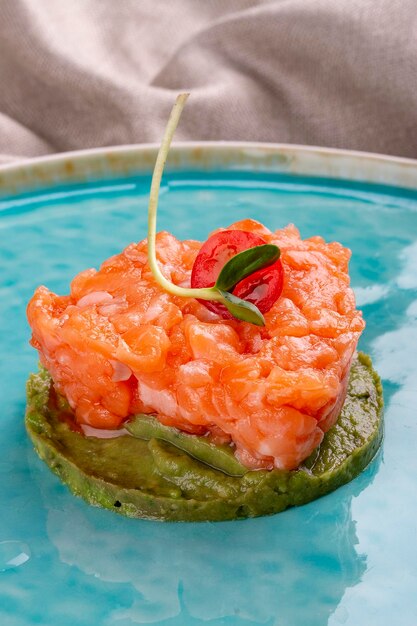 Tartare di salmone su mousse di avocado