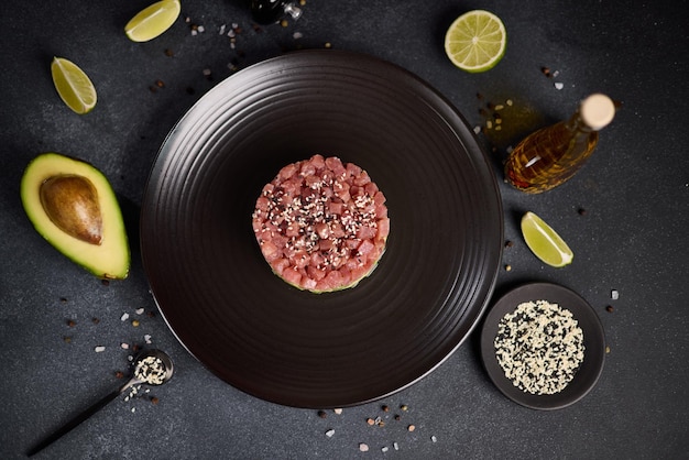 Tartare di tonno e avocado su un piatto di ceramica scura