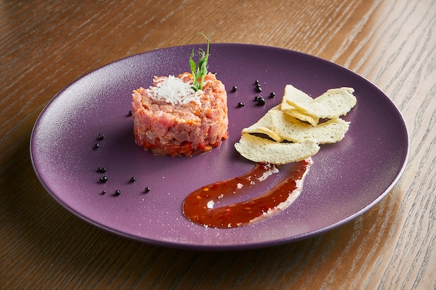 Tartare di tonno fresco con parmigiano. Antipasto delizioso