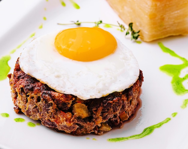 Tartare di verdure fritte con uovo sul piatto