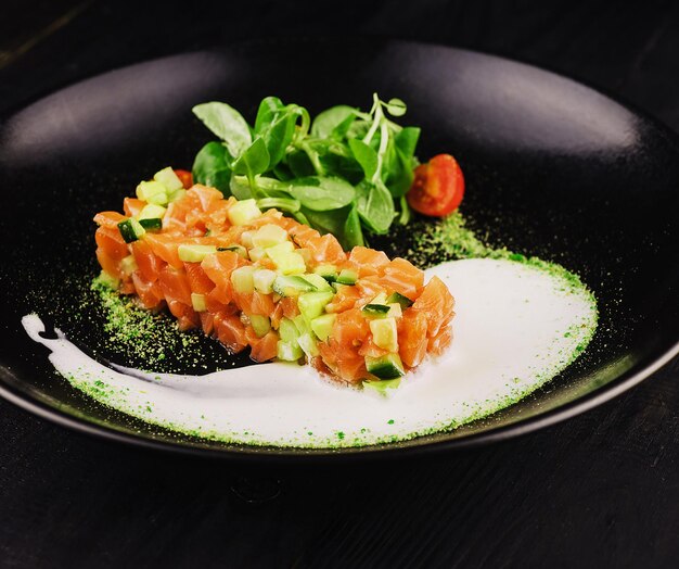 Tartare fresco con salmone e cetriolo