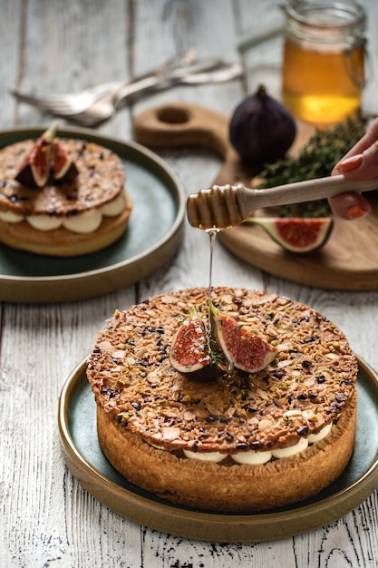 Tarte su base di sabbia con fichi freschi, mandorle e cialda croccante con mandorle e cacao in polvere. Crostata di frutta fresca fatta in casa con frutti di bosco