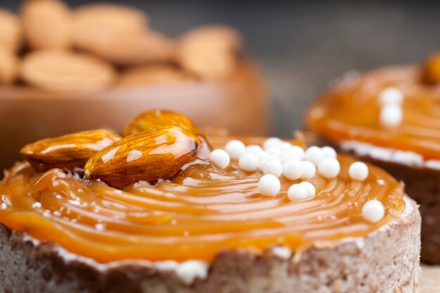 Tartelletta al caramello salato e noci con ricotta