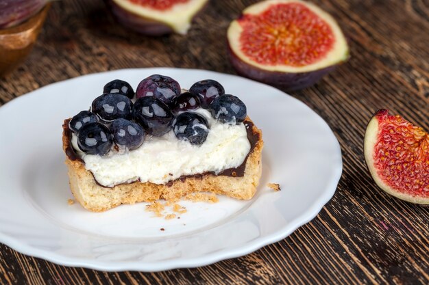 Tartelletta con crema e mirtilli