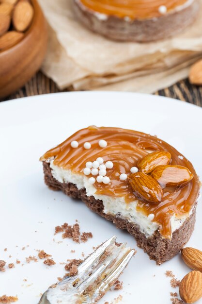 Tartelletta tonda con crema di ricotta ricoperta di cremoso caramello sopra, dolce a base di pasta e latticini al caramello