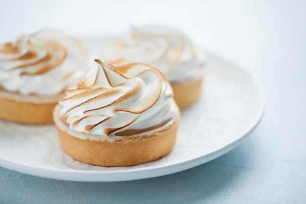 Tartellette al limone con meringa.