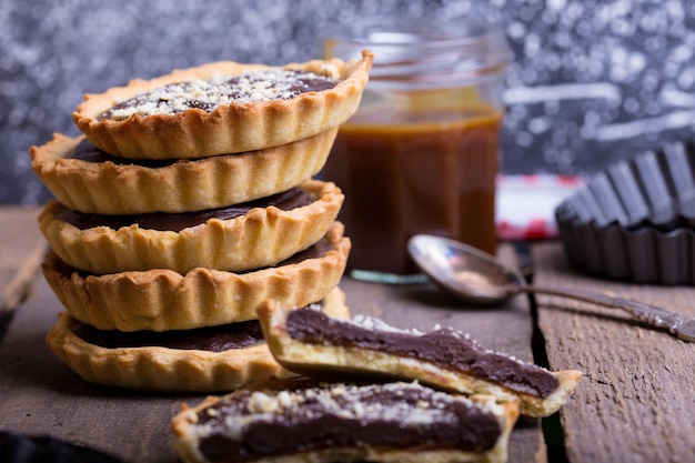 Tartellette con caramello salato e cioccolato