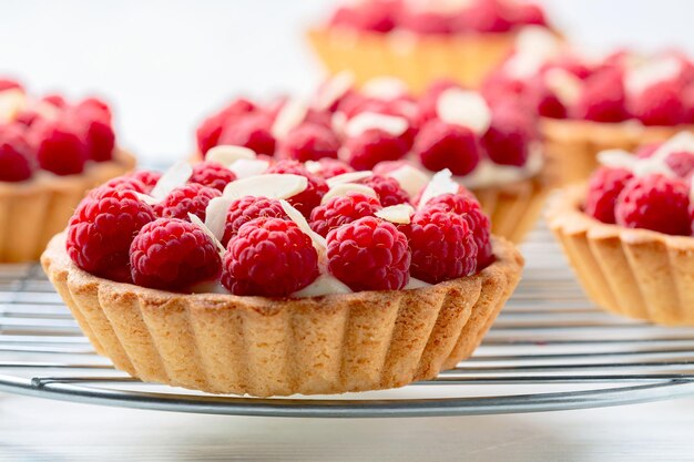 Tartellette con crema pasticcera e lamponi