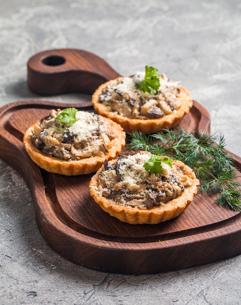 Tartellette con funghi freschi di stagione