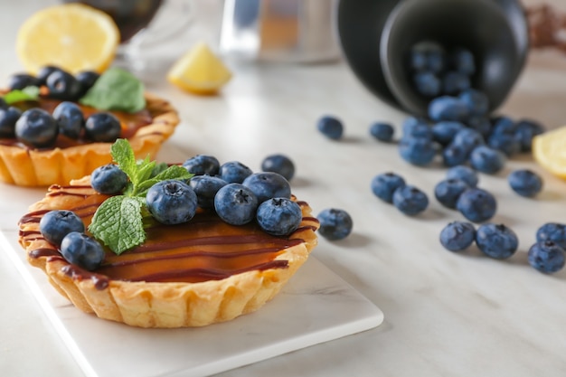 Tartellette dolci con frutti di bosco in tavola