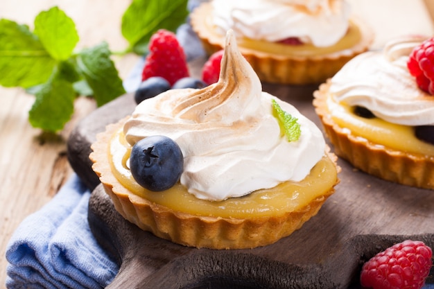 Tartellette fatte in casa con cagliata di lime e meringa