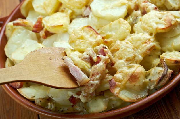 Tartiflette - Piatto francese della regione della Savoia e dell'Alta Savoia. a base di patate, formaggio reblochon, lardo e cipolle.