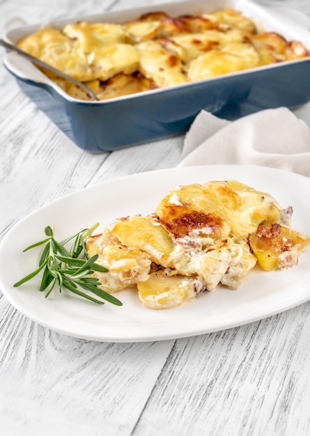 Tartiflette - un piatto francese a base di patate, formaggio reblochon, lardelli e cipolle.