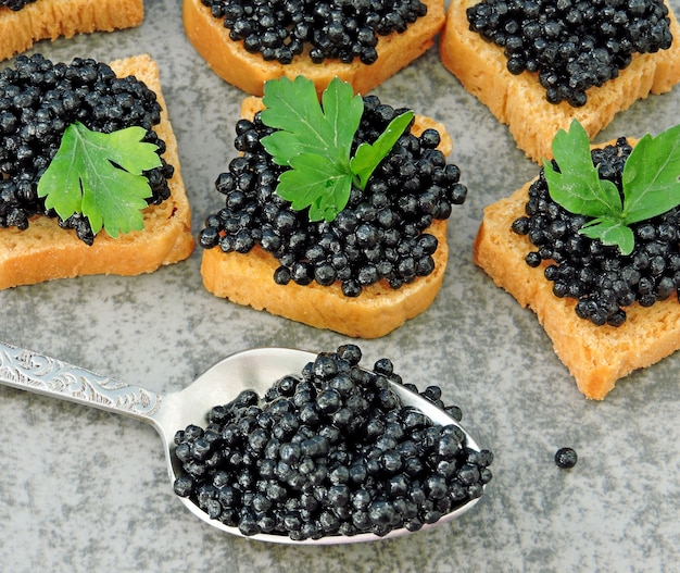 Tartine con caviale nero e verdure.