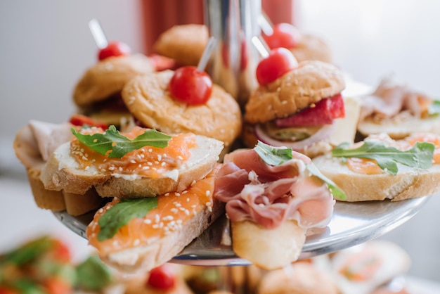 Tartine con pesce rosso sul tavolo del buffet