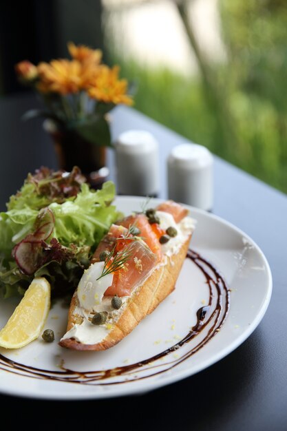 Tartine con salmone affumicato e crema di formaggio