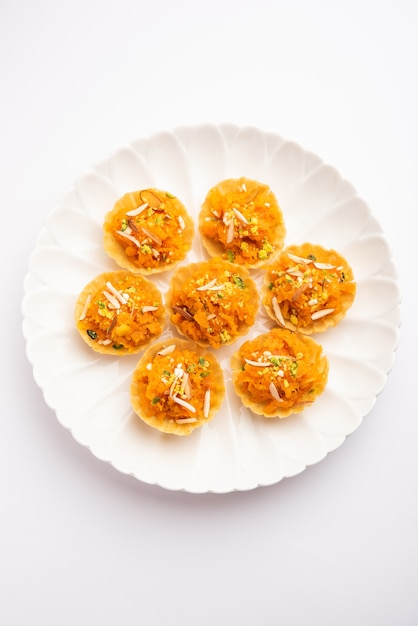 Tartine di carote o Gajar Halwa o tartine o Fusion Crot, guarnite con frutta secca. dolce indiano