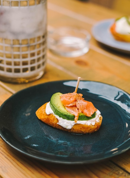 Tartine gourmet di avocado e salmone al formaggio fresco