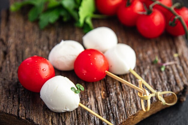 tartine mozzarella e pomodoro insalata caprese su spiedino spuntino pasto