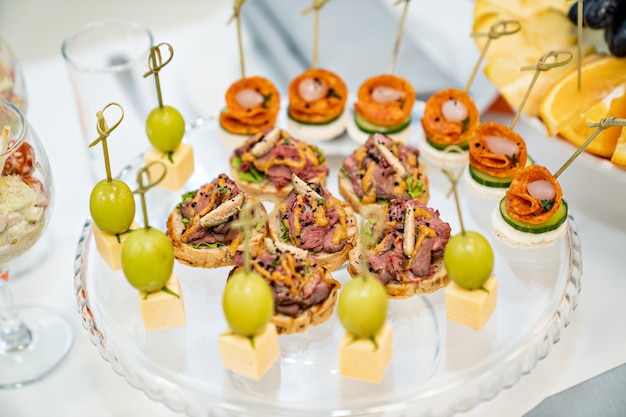 Tartine. Un comodo spuntino a buffet. piccoli panini al festival. Ristorazione. consegna di piatti pronti e servizio di banchetti.