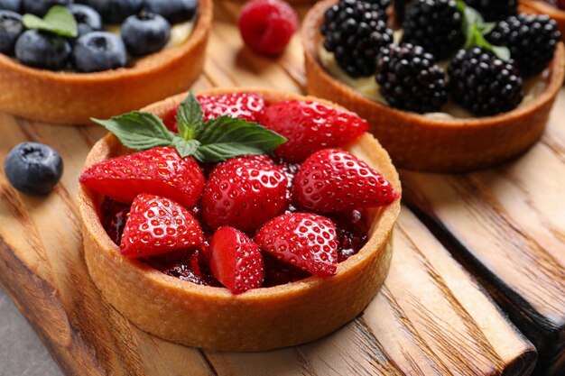 Tartlet con fragole fresche su tavola di legno close-up Delizioso dessert