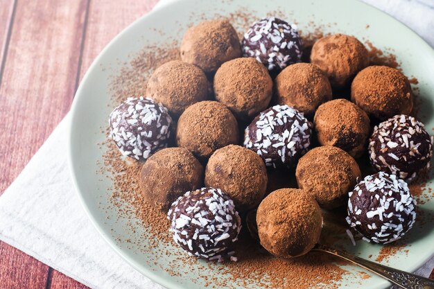 Tartufi al cioccolato fatti in casa con cacao e cocco sul piatto