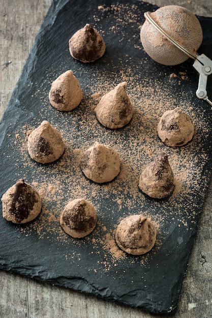 Tartufi al cioccolato fatti in casa su lastra di ardesia