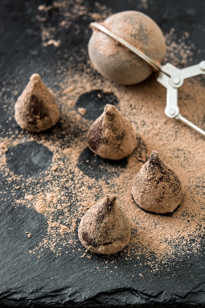 Tartufi al cioccolato fatti in casa su lastra di ardesia