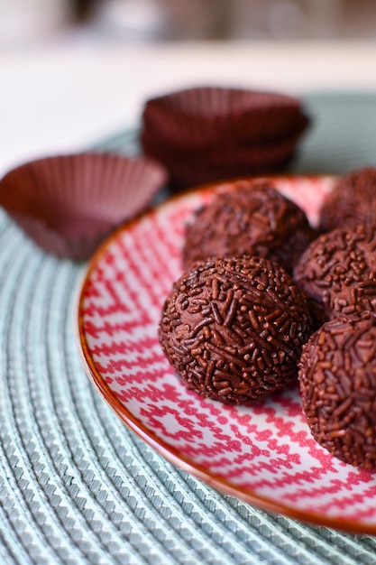 Tartufi al cioccolato fatti in casa su un piatto rosso e bianco