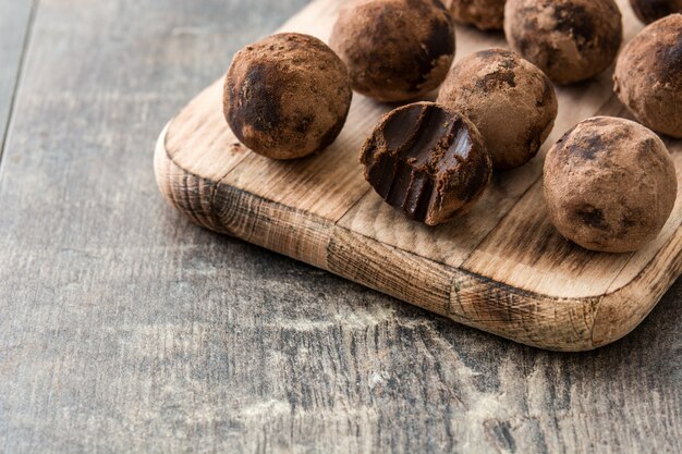 Tartufi al cioccolato fatti in casa sul tavolo di legno